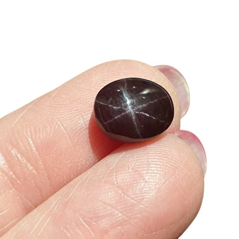 Granat gwiaździsty kaboszon 10x9 mm nr 93 Granat gwiaździsty kaboszon 10x9 mm nr 93