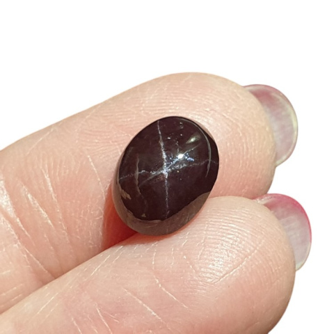 Granat gwiaździsty kaboszon 11x9 mm nr 102 Granat gwiaździsty kaboszon 11x9 mm nr 102