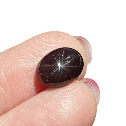 Granat gwiaździsty kaboszon 12x9 mm nr 111 Granat gwiaździsty kaboszon 12x9 mm nr 111