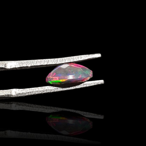 Czarny opal etiopski fasetowany 9x7 mm nr 695 Czarny opal etiopski fasetowany 9x7 mm nr 695