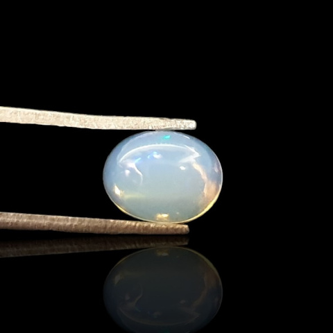 Opal from Ethiopia cabochon 9x7 mm no 718 Opal from Ethiopia cabochon 9x7 mm no 718