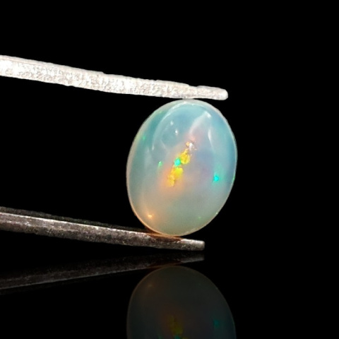 Opal from Ethiopia cabochon 9x7 mm no 722 Opal from Ethiopia cabochon 9x7 mm no 722