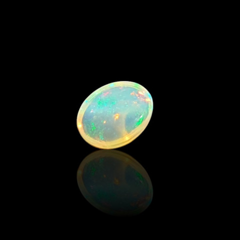 Opal from Ethiopia cabochon 9x7 mm no 735 Opal from Ethiopia cabochon 9x7 mm no 735