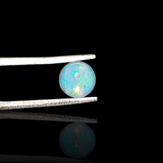 Opal from Ethiopia cabochon dia. 6 mm no 816
