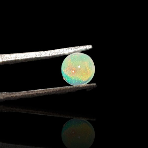 Opal from Ethiopia cabochon fi 6 mm no 823 Opal from Ethiopia cabochon fi 6 mm no 823