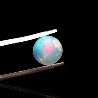 Opal from Ethiopia cabochon fi 7 mm no 800