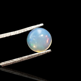 Opal from Ethiopia cabochon fi 7 mm no 804