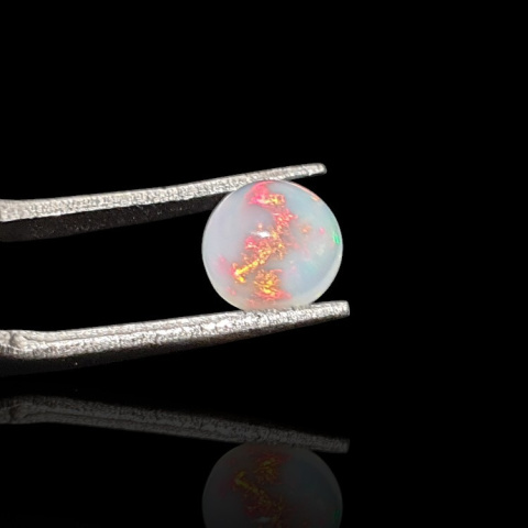 Opal from Ethiopia cabochon dia. 7 mm no 806
