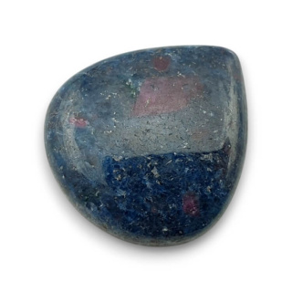 Rubin w kyanicie kaboszon 29x26 mm nr 64