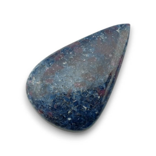 Rubin w kyanicie kaboszon 31x19 mm nr 67