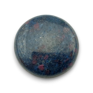 Rubin w kyanicie kaboszon fi 26 mm nr 79