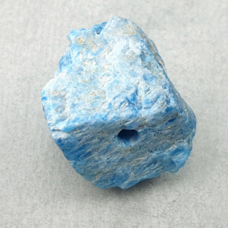 Apatyt bryłka z dziurką 31x25 mm nr 86