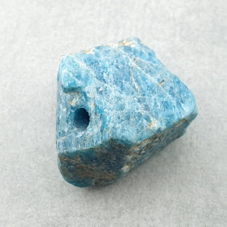 Apatyt bryłka z dziurką 32x25 mm nr 84