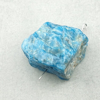 Apatyt bryłka z dziurką 34x18 mm nr 83