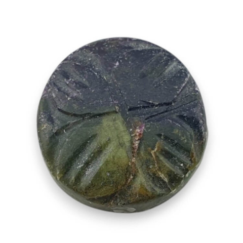 Stichtite carved cabochon dia. 17 mm no 62 Stichtite carved cabochon dia. 17 mm no 62