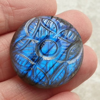 Labradoryt kaboszon carving fi 28 mm nr 122