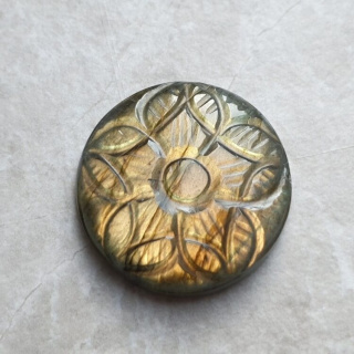 Labradoryt kaboszon carving fi 28 mm nr 184