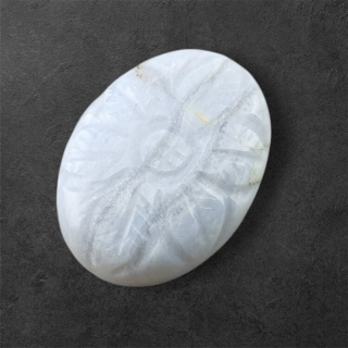 Agat blue lace kaboszon carving 23x17 mm nr 55