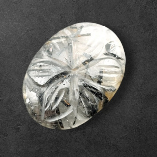 Kwarc z turmalinem kaboszon carving 23x17 mm nr 44