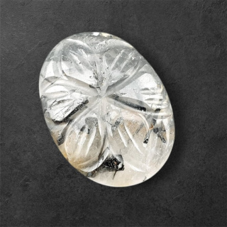 Kwarc z turmalinem kaboszon carving 23x17 mm nr 44