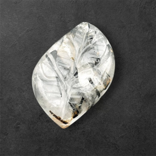 Kwarc z turmalinem kaboszon carving 24x17 mm nr 9