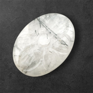 Kwarc z turmalinem kaboszon carving 25x18 mm nr 43