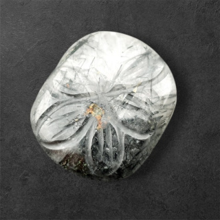 Kwarc z turmalinem kaboszon carving 25x21 mm nr 14