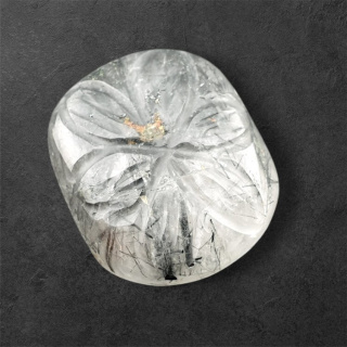 Kwarc z turmalinem kaboszon carving 25x21 mm nr 14