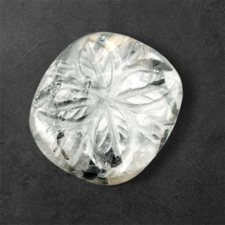 Kwarc z turmalinem kaboszon carving 25x23 mm nr 31