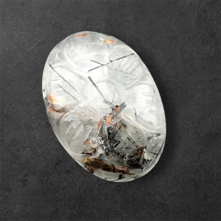 Kwarc z turmalinem kaboszon carving 26x18 mm nr 49