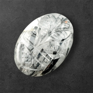 Kwarc z turmalinem kaboszon carving 27x19 mm nr 61