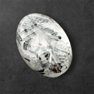 Kwarc z turmalinem kaboszon carving 27x19 mm nr 61