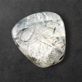Kwarc z turmalinem kaboszon carving 27x26 mm nr 25