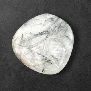 Kwarc z turmalinem kaboszon carving 27x26 mm nr 4