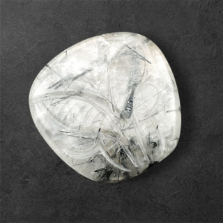 Kwarc z turmalinem kaboszon carving 27x26 mm nr 4