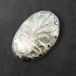 Kwarc z turmalinem kaboszon carving 28x18 mm nr 42