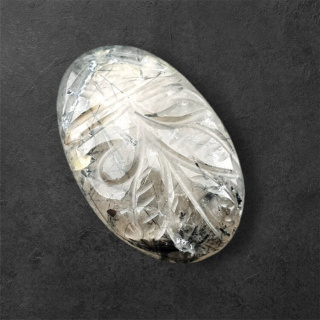 Kwarc z turmalinem kaboszon carving 28x18 mm nr 42