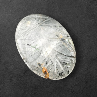 Kwarc z turmalinem kaboszon carving 28x20 mm nr 57