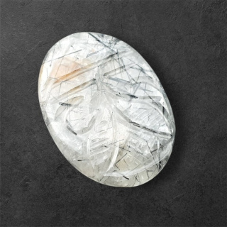 Kwarc z turmalinem kaboszon carving 28x21 mm nr 62