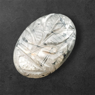 Kwarc z turmalinem kaboszon carving 29x20 mm nr 39