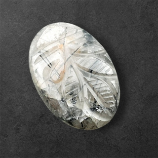 Kwarc z turmalinem kaboszon carving 29x20 mm nr 39