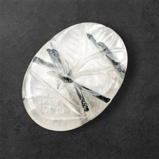 Kwarc z turmalinem kaboszon carving 29x21 mm nr 17