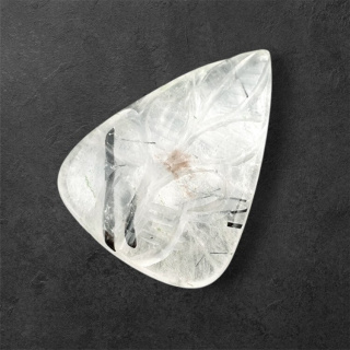 Kwarc z turmalinem kaboszon carving 29x21 mm nr 1
