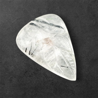 Kwarc z turmalinem kaboszon carving 29x21 mm nr 1
