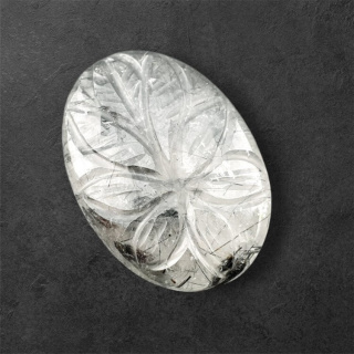 Kwarc z turmalinem kaboszon carving 29x21 mm nr 47