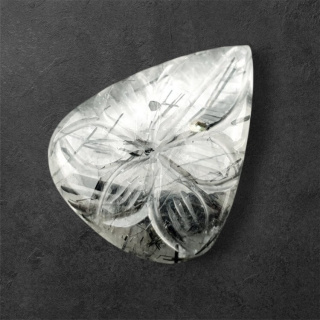 Kwarc z turmalinem kaboszon carving 29x23 mm nr 36