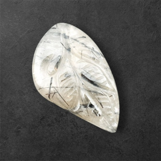 Kwarc z turmalinem kaboszon carving 30x18 mm nr 67