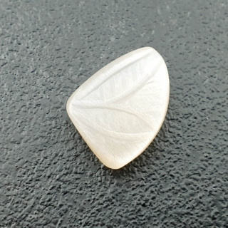 Kamień księżycowy biały kaboszon carving 15x12 mm nr 275