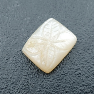 Kamień księżycowy biały kaboszon carving 16x13 mm nr 281