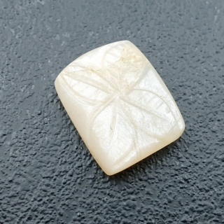 Kamień księżycowy biały kaboszon carving 16x13 mm nr 281